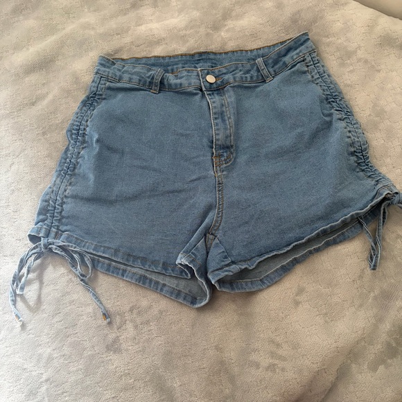 SHEIN Ruched Side Blue Jean Shorts - Picture 3 of 7